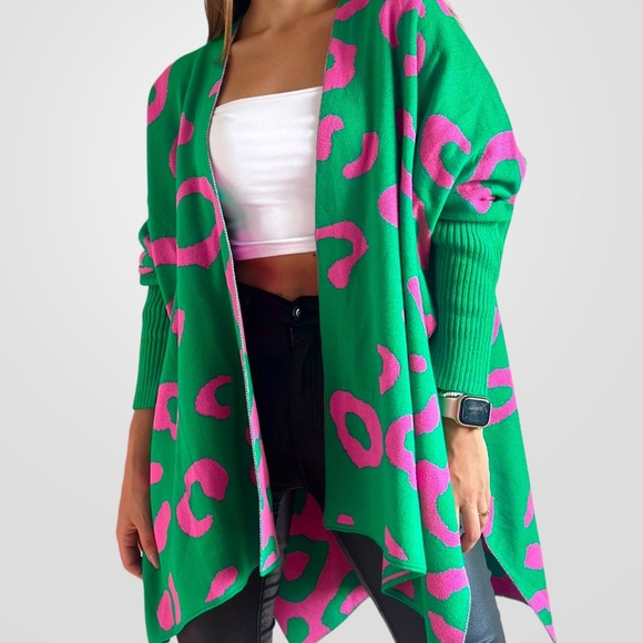 Signature Cape - Picture 2 of 5